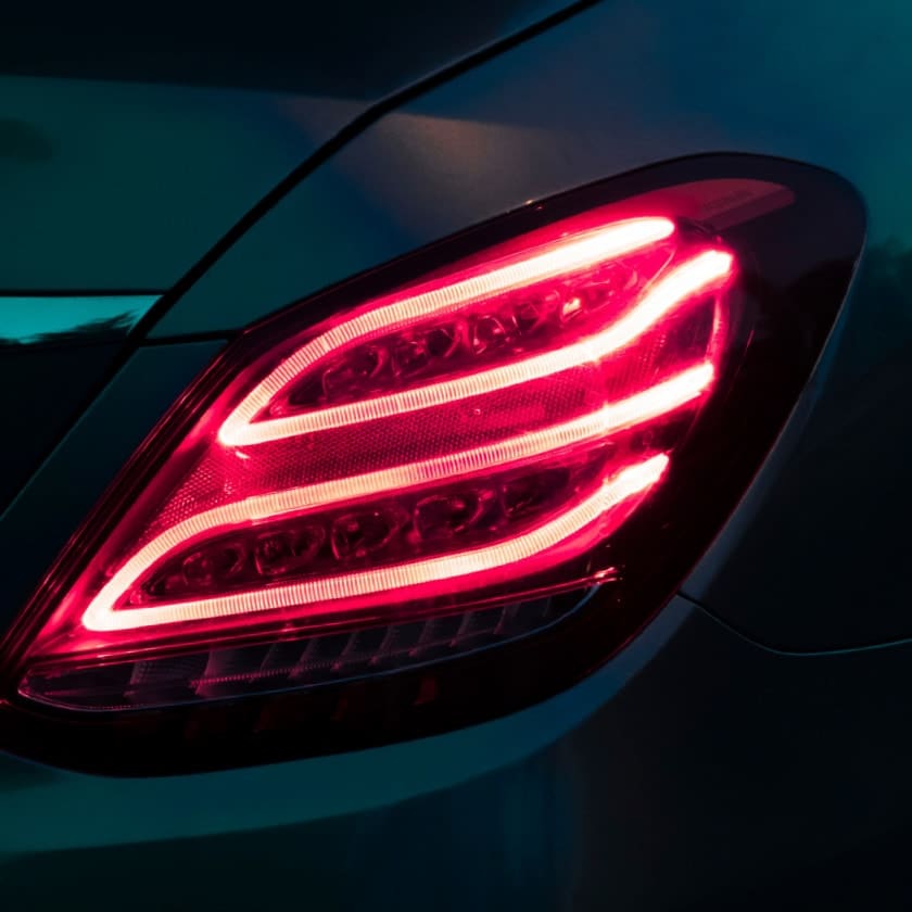 Résine de coulée sous vide transparente pour feu automobile